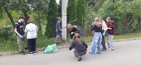 Uczniowie ze Wzgórz Wielkich posprzątali okolicę w 33. finale akcji „Sprzątanie Świata”
