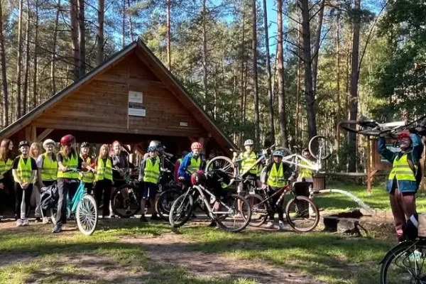 Uczniowie klasy 7A z Koszęcina na rowerowej wycieczce do Leśnego Źródełka w Krywaldzie