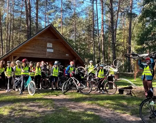 Uczniowie klasy 7A z Koszęcina na rowerowej wycieczce do Leśnego Źródełka w Krywaldzie