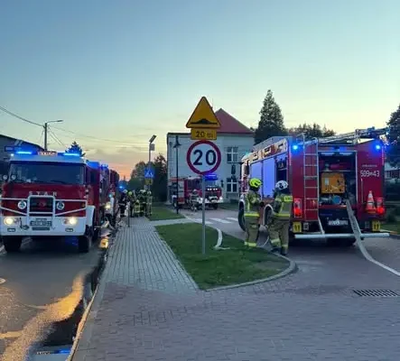Ćwiczenia ratowniczo-gaśnicze w Woźnikach z udziałem strażaków OSP i Wojskowej Straży Pożarnej
