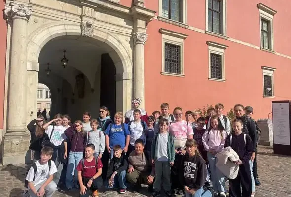 Uczniowie ze Wzgórz Wielkich odkrywali Warszawę – wycieczka pełna historii i wrażeń