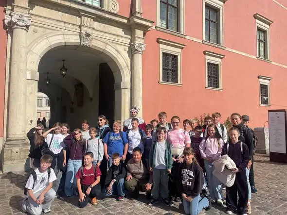 Uczniowie ze Wzgórz Wielkich odkrywali Warszawę – wycieczka pełna historii i wrażeń