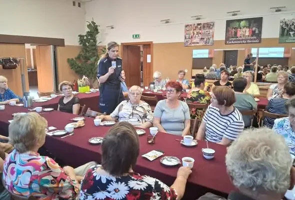 Spotkanie o bezpieczeństwie w Kochanowicach – policjantka ostrzegała przed oszustwami
