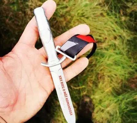 Sekcja biegowa z Kochanowic z kolejnymi sukcesami. Arek w Biegu o Nóż Komandosa, Kinga w Piwnej Mili