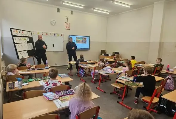 Koszęcińscy policjanci uczyli dzieci bezpieczeństwa na drodze