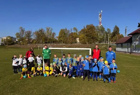 Skrzaty z Woźnik zagrały z Młodą Unią, Orłem i LKS Pokój Sadów