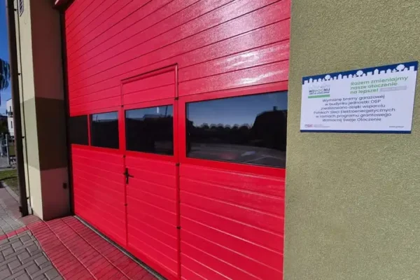Nowa brama garażowa w remizie OSP Pawonków – finał projektu „Wzmocnij Swoje Otoczenie”