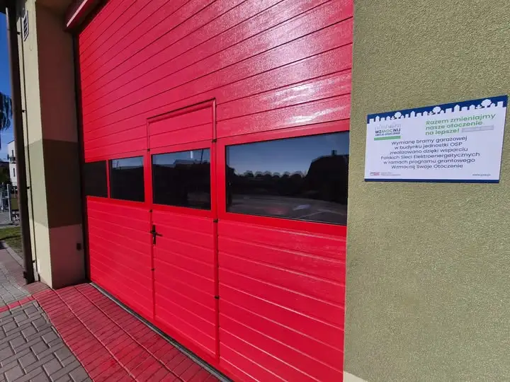 Nowa brama garażowa w remizie OSP Pawonków – finał projektu „Wzmocnij Swoje Otoczenie”