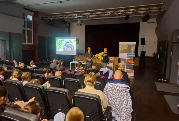 Afrykańska przygoda w Woźnikach – uczniowie spotkali się z podróżnikiem Robertem Gondkiem